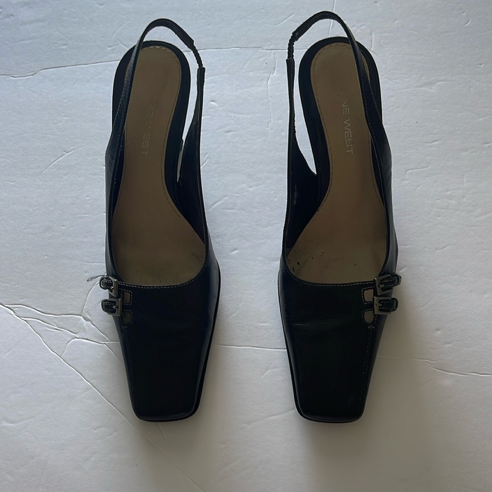 gently used Nine West size 5.5 shoes inches are 2.5